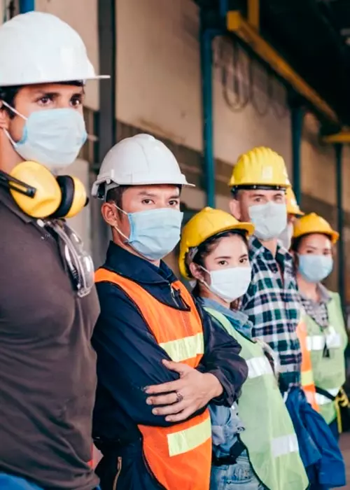 Equipe em ambiente de trabalho seguro